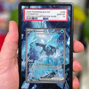 Op de afbeelding: Een beoordeelde Pokémon-kaart met Kyurem EX, een speciale illustratie zeldzaam. De kaart zit in een zwarte houder met een rood en wit label dat de conditie aangeeft. De illustratie toont een blauw-witte draak.
