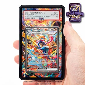 Könnte beinhalten: Eine PSA-zertifizierte 2024 Pokemon TWM EN Greninja ex #214 Special Illustration Rare Sammelkarte in einem schwarzen Kunststoffgehäuse. Die Karte zeigt eine farbenfrohe, dynamische Illustration von Greninja mit 310 KP, Shinobi Blade und Mirage Barrage.