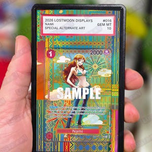 Może przedstawiać: Karta kolekcjonerska w czarnej obudowie ochronnej z ilustracją postaci Nami. Etykieta zawiera napis 2026 LOSTMOON DISPLAYS #016 GEM MT 10 SPECIAL ALTERNATE ART. Karta ma żywe pomarańczowe i turkusowe tło z geometrycznymi wzorami.