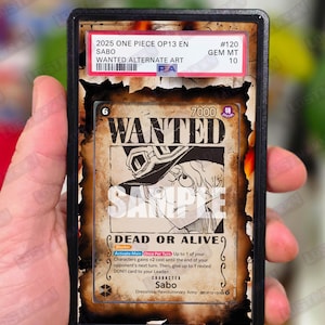 Può includere: Una carta collezionabile con Sabo di One Piece. La carta ha un design da poster "Wanted" con un'illustrazione in bianco e nero di Sabo. La carta è valutata e racchiusa in un supporto protettivo.