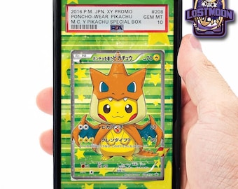Pikachu mit Poncho (Glurak-Poncho) – Erweiterter Art-Einleger | Bewertungs-Displaykoffer