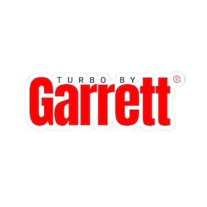 Op de afbeelding: Een sticker met de rode tekst Turbo By Garrett in een vet, schreefloos lettertype. Het woord Garrett is aanzienlijk groter dan de woorden Turbo By die erboven staan. Een klein symbool voor een geregistreerd handelsmerk staat rechts van de tekst.