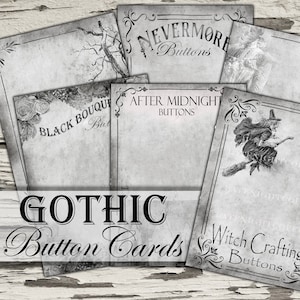Könnte beinhalten: Eine Sammlung von Knopfkarten im Gothic-Stil in Graustufen. Die Karten zeigen verzierte Ränder, Illustrationen einer Hexe auf einem Besen und Texte wie "Nevermore Buttons" und "Witch Crafting Buttons". Die Worte "Gothic Button Cards" sind ebenfalls zu sehen.