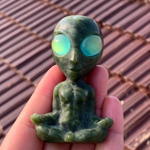 3.1&#39;&#39;+ Hand carved Aliens,Crystal Alien skull, skull,green stone  Alien skull,Crystal skull,Crystal skull,Home Decoration Gifts, random 1pc