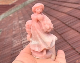Handgesneden roze opaalkristalmeisjesbeeldje: woondecoratie, genezende steen