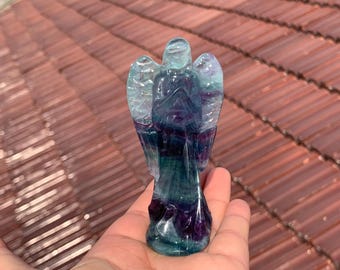 Angelo in fluorite intagliato a mano: decorazione con cristalli curativi (10 cm)