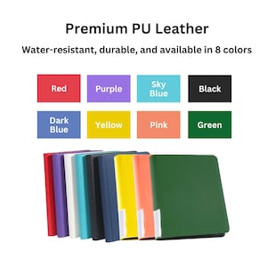 Puede incluir: Una colecci&oacute;n de ocho carpetas rectangulares hechas de cuero PU premium, dispuestas en fila. Las carpetas est&aacute;n disponibles en rojo, morado, blanco, azul cielo, negro, azul oscuro, amarillo, rosa y verde. El texto dice Premium PU Leather.