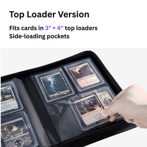 Puede incluir: Un archivador de cartas negro con bolsillos de carga lateral dise&ntilde;ados para tarjetas en fundas r&iacute;gidas de 3 por 4 pulgadas. El interior muestra varias fundas de pl&aacute;stico transparente que contienen cartas coleccionables con ilustraciones.