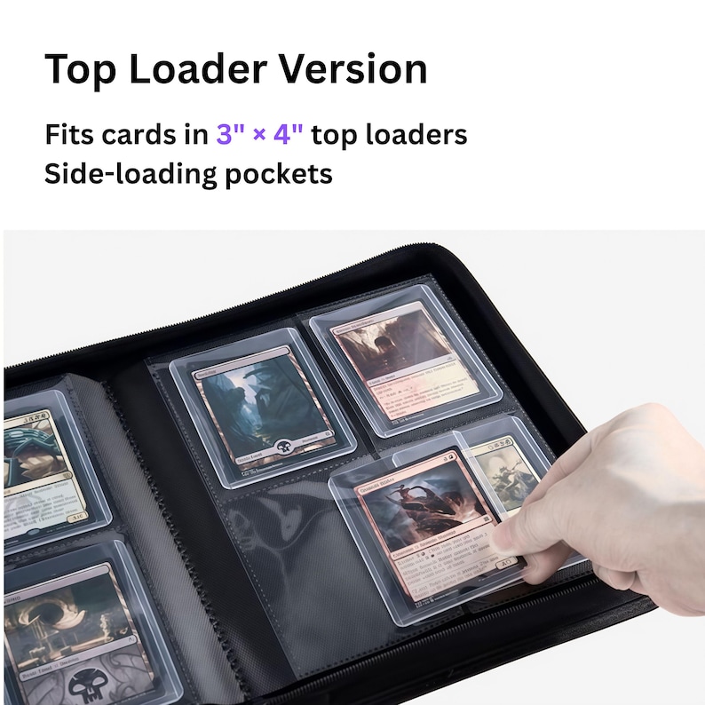 Puede incluir: Un archivador de cartas negro con bolsillos de carga lateral dise&ntilde;ados para tarjetas en fundas r&iacute;gidas de 3 por 4 pulgadas. El interior muestra varias fundas de pl&aacute;stico transparente que contienen cartas coleccionables con ilustraciones.