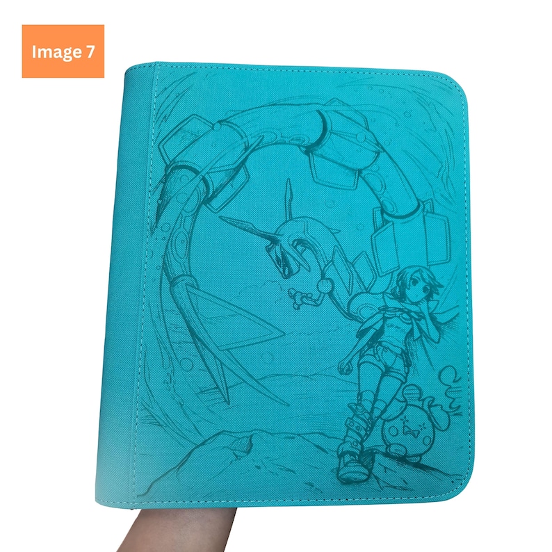 Puede incluir: Una carpeta de color turquesa brillante con una ilustraci&oacute;n de l&iacute;neas en azul cerceta que muestra una criatura serpentina, una figura humana y un peque&ntilde;o personaje redondo. La cubierta tiene una textura y esquinas redondeadas con cremallera.