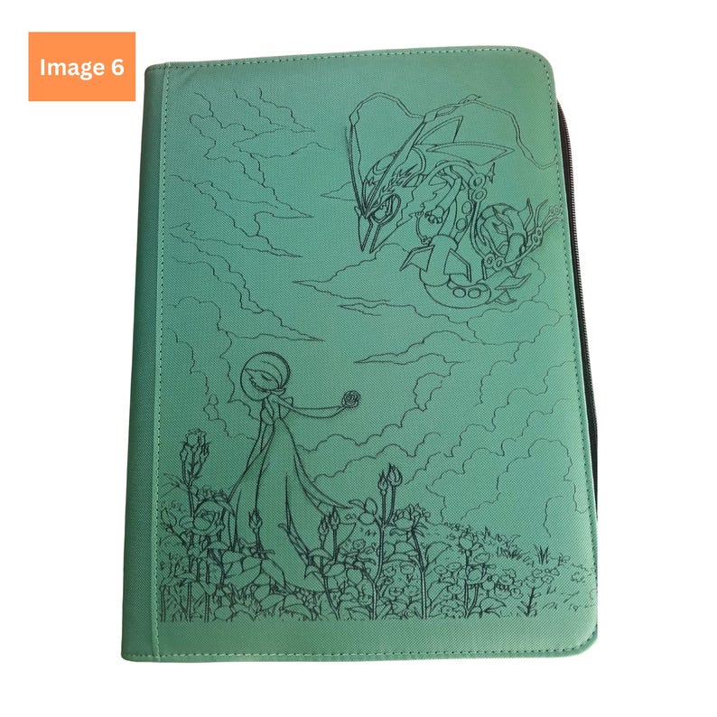 Puede incluir: Una carpeta de color verde menta con cremallera que presenta una ilustraci&oacute;n de l&iacute;neas negras de un Gardevoir en un campo de flores y un Rayquaza volando en el cielo nublado. La cubierta tiene una superficie texturizada y una cremallera oscura.