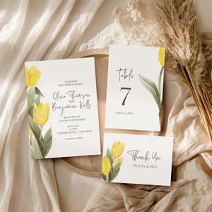 Modelli di inviti di nozze modificabili con tulipani gialli acquerellati disegnati a mano, set di inviti di nozze, inviti floreali.