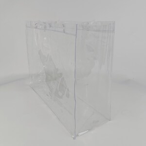 K&ouml;nnte beinhalten: Eine transparente, rechteckige Plastikt&uuml;te mit verst&auml;rktem oberen Rand. Die Tasche ist transparent und erm&ouml;glicht die Sichtbarkeit des Inhalts. Die Tasche hat einen flachen Boden und eignet sich f&uuml;r verschiedene Aufbewahrungszwecke.