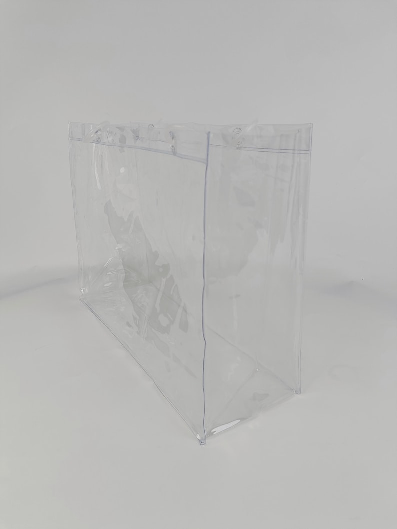 K&ouml;nnte beinhalten: Eine transparente, rechteckige Plastikt&uuml;te mit verst&auml;rktem oberen Rand. Die Tasche ist transparent und erm&ouml;glicht die Sichtbarkeit des Inhalts. Die Tasche hat einen flachen Boden und eignet sich f&uuml;r verschiedene Aufbewahrungszwecke.