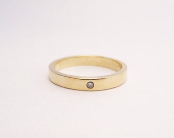 Recycled 9 ct yellow gold wedding band with 1.5 mm diamond. 3 mm wide. Unisex