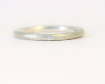 9ct Weißgold, recycelter, umweltfreundlicher Halo-Ring mit Diamant-Akzent.