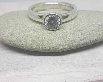 Hofabschnitt, 9 ct, recycelt, Weißgoldring mit 5 mm Diamant. 3 mm breit. Zeitgenössisch