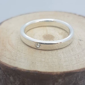 Court section wedding ring in recycled white gold with diamond. 3 mm wide. Unisex