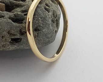 recycled 18ct yellow gold wedding band 1.5mm polished.