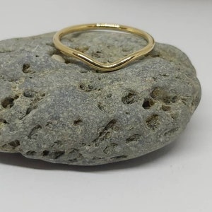 18ct yellow gold recycled curved wedding band.