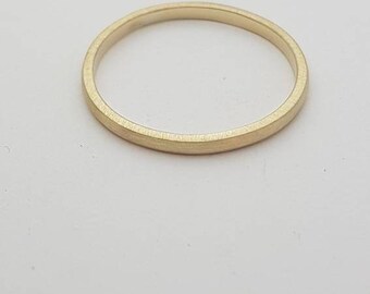 Könnte beinhalten: Ein einfacher Goldring mit gebürsteter Oberfläche.