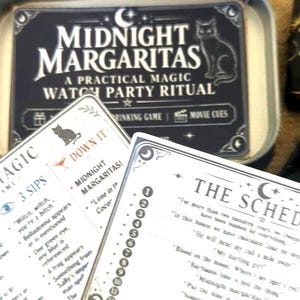以下が含まれることがあります： Midnight Margaritas: A Practical Magic Watch Party Ritualというタイトルのカードゲームが入った金属製の缶。このゲームには、映画のヒント、飲み会のルール、番号付きのスケジュールが記載されたカードが含まれています。