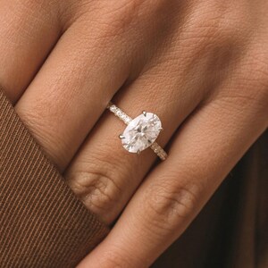 Anillo de compromiso ovalado de 3 quilates con pavé, anillo de diamantes con halo oculto, anillos de compromiso minimalistas de oro de 14 quilates, anillo de moissanita solitario ovalado