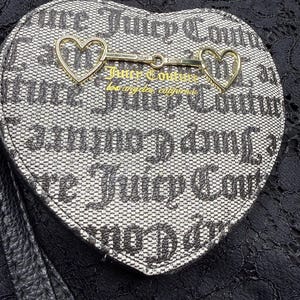 Puede incluir: Bolso en forma de corazón con un estampado en blanco y negro con el texto "Juicy Couture". El bolso tiene un cierre dorado en forma de llave con detalles de corazón. El texto "Juicy Couture los angeles california" está impreso en dorado.