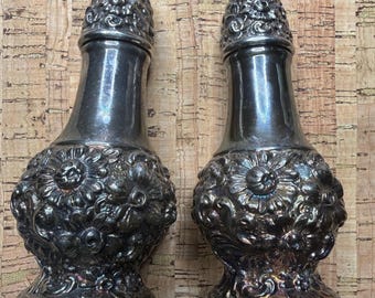 Vintage plata placa ornamentada salero y pimentero floral repoussé diseño estilo antiguo vajilla conjunto
