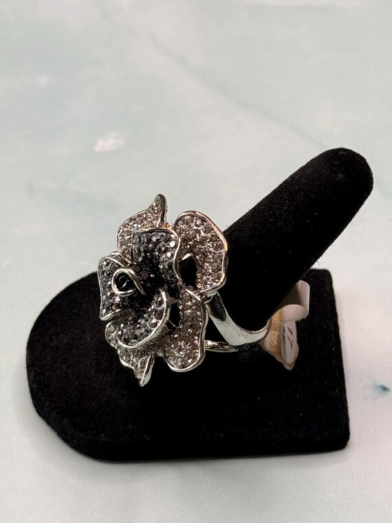 Beautiful Flower Statement Ring Fine Costume Jewe… - image 3