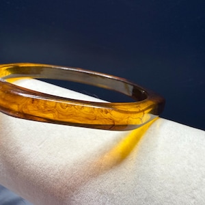 Vintage Lucite Amber Brown Armring Armband Abstrakt Geometrisk Design Liten Handled