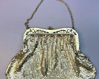 Borsa vintage anni '30 in rete argentata, ritrovamento d'antiquariato in una tenuta, ideale come regalo.