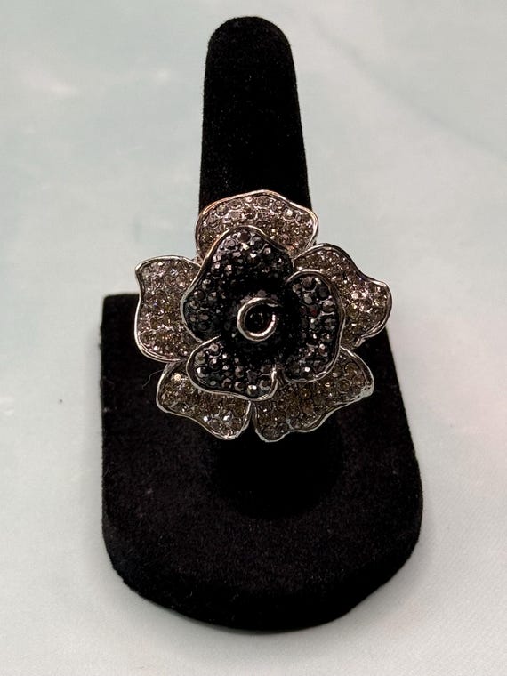 Beautiful Flower Statement Ring Fine Costume Jewe… - image 1