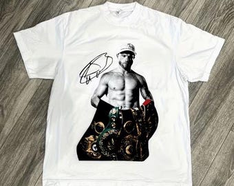 Koszulka z grafiką Canelo Alvarez – biały podpis i rękawice bokserskie, styl boho, okrągły dekolt, regularny krój, krótki rękaw, styl męski