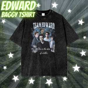 Può includere: Maglietta nera larga con una stampa grafica in stile vintage che presenta un gruppo di uomini con il testo "Team Edward" e "This is the skin of a killer".