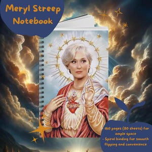 Könnte beinhalten: Ein spiralgebundenes Notizbuch mit einem Porträt von Meryl Streep mit Heiligenschein vor einem himmlischen Hintergrund. Auf dem Cover steht "Meryl Streep Notebook". Es hat 160 Seiten (80 Blatt).