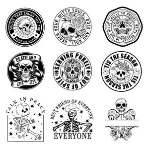 Puede incluir: Nueve ilustraciones en blanco y negro de cr&aacute;neos y esqueletos con varios textos que los rodean. El texto incluye frases como "Skulls that laugh cut the wrath", "Death and Life", "Serving purely out of spite", "Tis the season", "Talk in peace", "Best friend of everyone", y "Night skulls so bright, bring delight in the season".