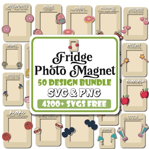 Puede incluir: Un conjunto de imanes de fotos para nevera de color beige con varios diseños y textos, incluyendo "momma", "mum" y "mother". Los imanes presentan elementos decorativos como donuts, corazones y manzanas. El gráfico central dice "Fridge Photo Magnet 50 DESIGN BUNDLE SVG & PNG."