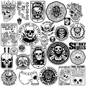 Puede incluir: Ilustraciones en blanco y negro de cr&aacute;neos con varios dise&ntilde;os y textos. Algunos de los textos incluyen "Fatherhood", "Door or Die", "Sassy Skulls Breaking Malls", "I'm Dead Inside", "With a Grin, Let's Spin", "Cut Deeper", "Rule the Dead", "Survive the Pain", "Dance and Win", "Skulls That Laugh Cut the Wrath", "Norky Skulls", "Life's a Grind, Don't Be a Dildo", "Still Rocking This Bone Structure", "Why Use a Brain When a Skull is Enough", "Skull Nature", "Web of Lies", "Escape is Futile", "Rocking", "Two Sides of Death", "United in Wrath".