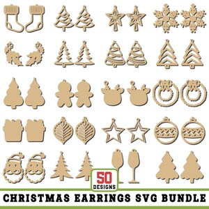 Puede incluir: Una colección de 50 diseños de pendientes navideños en diversas formas, incluyendo árboles de Navidad, copos de nieve, estrellas y caras de Papá Noel. Los pendientes son de un material marrón claro y se muestran sobre un fondo blanco. El texto "CHRISTMAS EARRINGS SVG BUNDLE" está en la parte inferior.