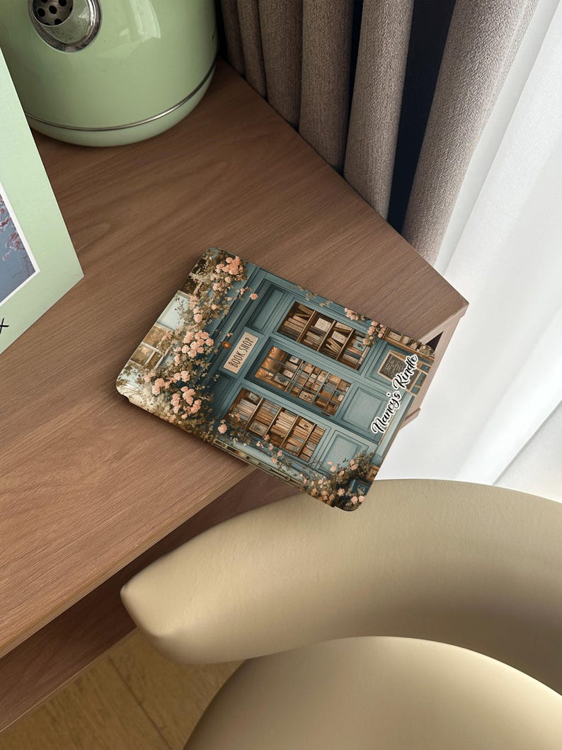 retro green Kindle case with a vintage bookstore theme, compatible with Paperwhite 11th 6.8, Kindle Oasis, Kindle Colorsoft, and Kobo Clara. Features custom name option, hand strap, and auto wake/sleep function for convenience and style.