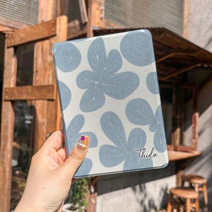 Custodia a forma di fiore blu per Kindle 11° modello con cinturino, Kindle Paperwhite 12° modello con retro magnetico, ColorSoft, Kobo, il miglior regalo per i lettori, Paperwhite 6,8"