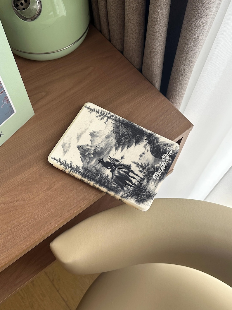 Puede incluir: Un cuaderno ilustrado en blanco y negro con un vaquero montando a caballo por un bosque. La portada del cuaderno tiene el texto "Nancy's Notes" en la esquina inferior derecha.