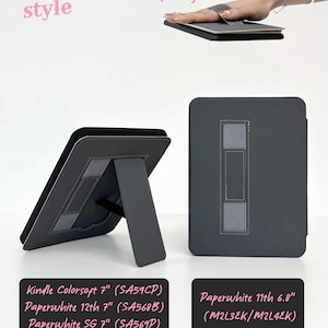 K&ouml;nnte beinhalten: Eine schwarze E-Reader-H&uuml;lle mit Magnetr&uuml;cken und St&auml;nder. Die H&uuml;lle wird in verschiedenen Ansichten gezeigt, darunter eine, die von einer Hand gehalten wird. Der Text auf dem Bild enth&auml;lt "Thida life style" und die Kompatibilit&auml;t des E-Reader-Modells.