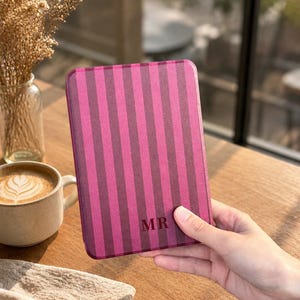 Personligt randigt Kindle-skal, anpassat monogramfodral för Paperwhite 11:e 12:e årgången - presenter till bokälskare