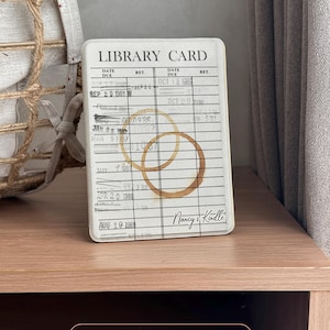 My Weekend is Booked – Kindle Hülle mit individuellem Namen – Bibliotheksausweis – Kindle Hülle mit Riemen, Paperwhite Oasis Scribe, Bücherwurm Geschenkidee