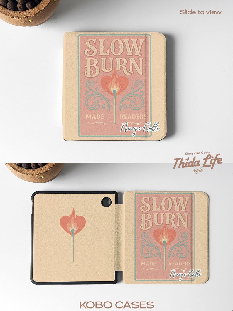 Peut inclure: Une coque Kobo beige et rose avec un graphique d'une allumette avec une flamme en forme de c&oelig;ur. Le texte "SLOW BURN" est au-dessus de l'allumette et "MADE READERS Nancy's Kindle" est en dessous de l'allumette.