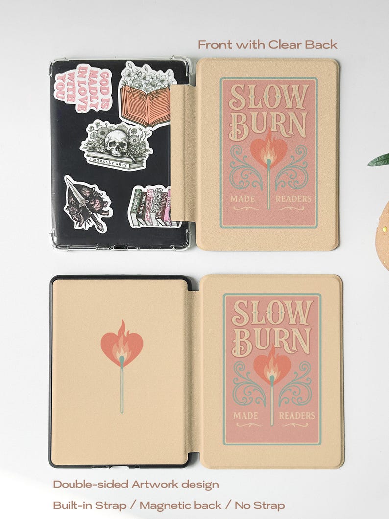 Peut inclure: Une housse pour liseuse double face avec un fond beige et un motif rose repr&eacute;sentant une allumette avec une flamme en forme de c&oelig;ur. Le texte "Slow Burn" est imprim&eacute; sur la housse, ainsi que les mots "Made for Readers".