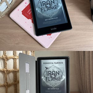 Może przedstawiać: Czarny czytnik e-book&oacute;w Kindle w białej obudowie. Na ekranie wyświetlana jest okładka książki "Iron Flame" autorstwa Rebecci Yarros. Tytuł książki jest w stylizowanym foncie z czerwono-pomarańczową kolorystyką. Na ekranie wyświetlany jest r&oacute;wnież tekst "EEN IJZEREN VLAM".