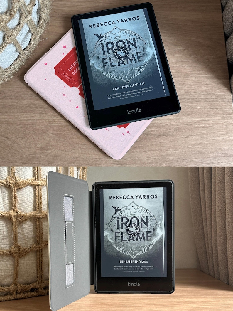 Może przedstawiać: Czarny czytnik e-book&oacute;w Kindle w białej obudowie. Na ekranie wyświetlana jest okładka książki "Iron Flame" autorstwa Rebecci Yarros. Tytuł książki jest w stylizowanym foncie z czerwono-pomarańczową kolorystyką. Na ekranie wyświetlany jest r&oacute;wnież tekst "EEN IJZEREN VLAM".